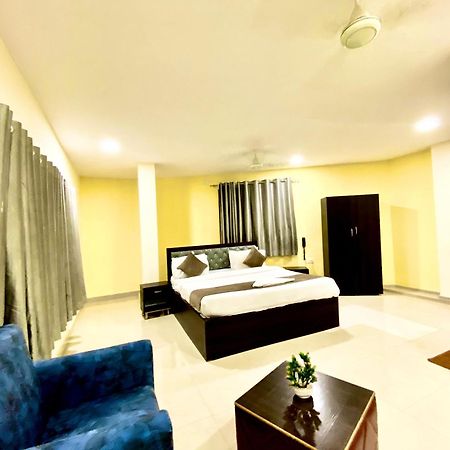 Hotel Sky Park Shamshabad Exteriör bild