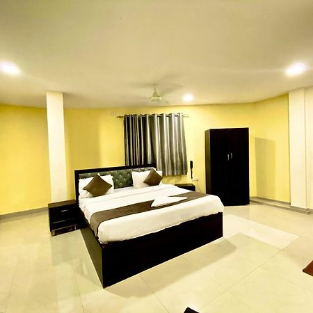 Hotel Sky Park Shamshabad Exteriör bild
