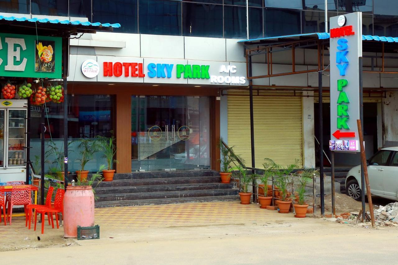 Hotel Sky Park Shamshabad Exteriör bild