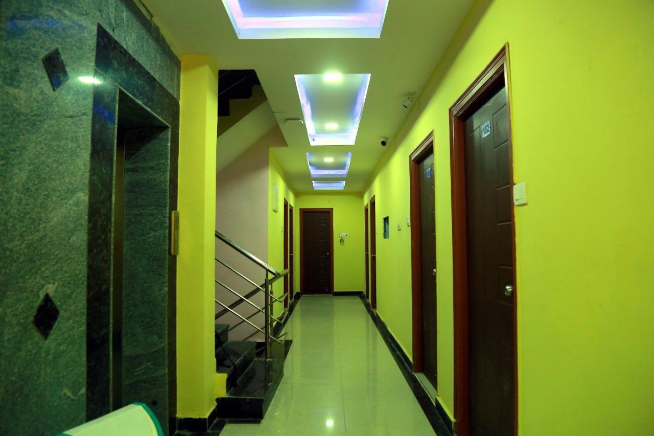 Hotel Sky Park Shamshabad Exteriör bild