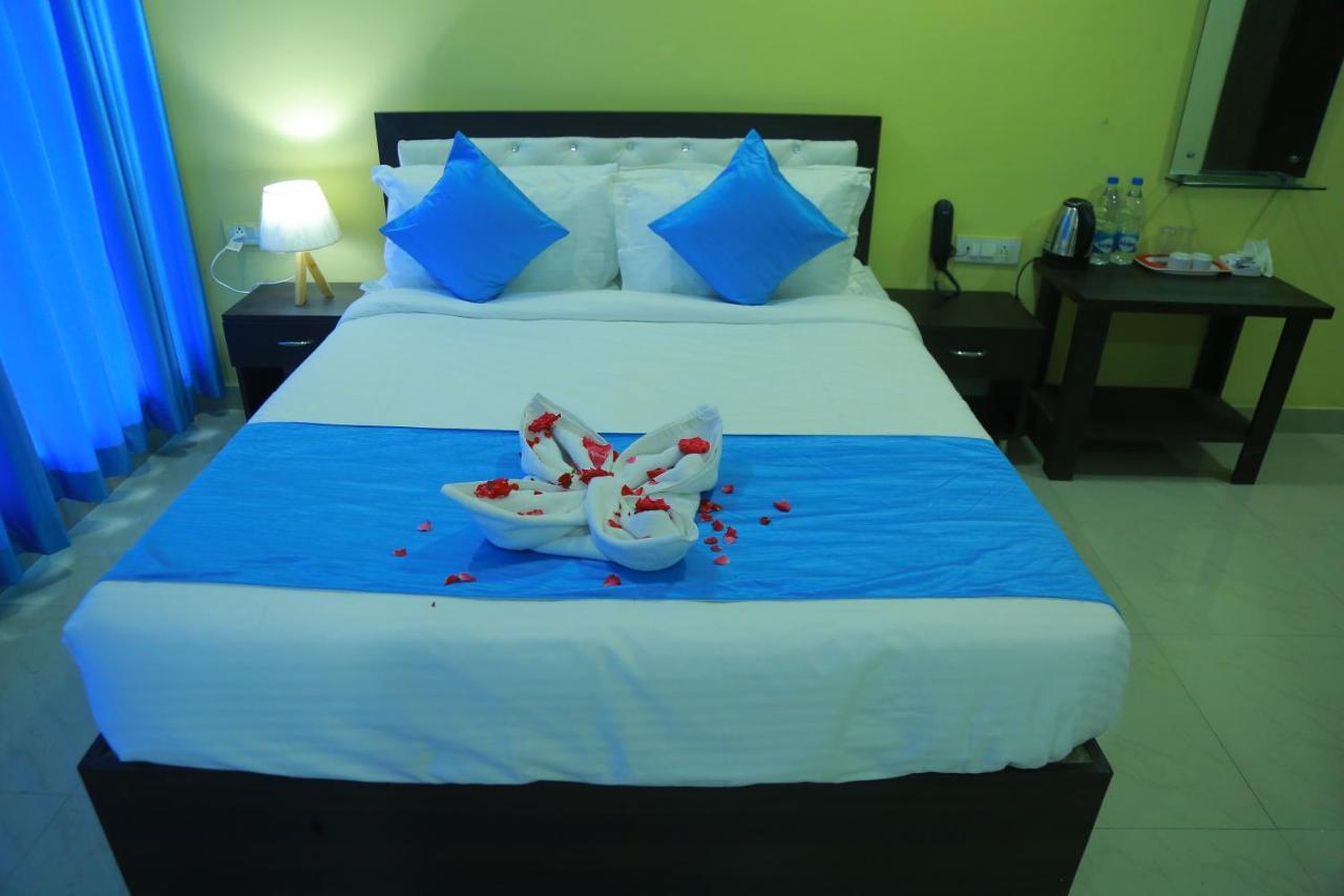 Hotel Sky Park Shamshabad Exteriör bild