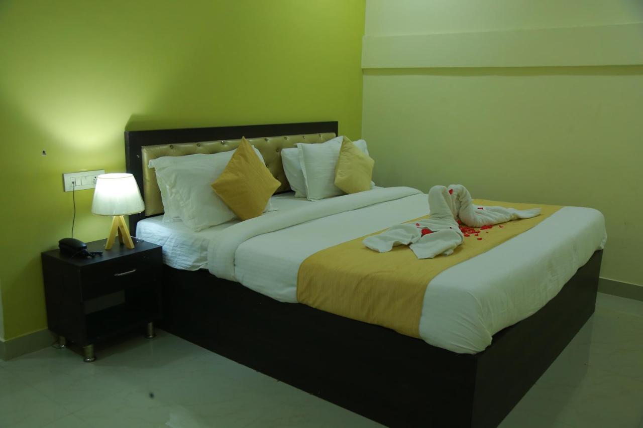 Hotel Sky Park Shamshabad Exteriör bild