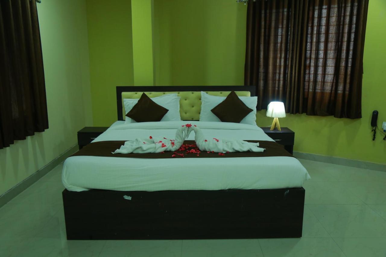 Hotel Sky Park Shamshabad Exteriör bild