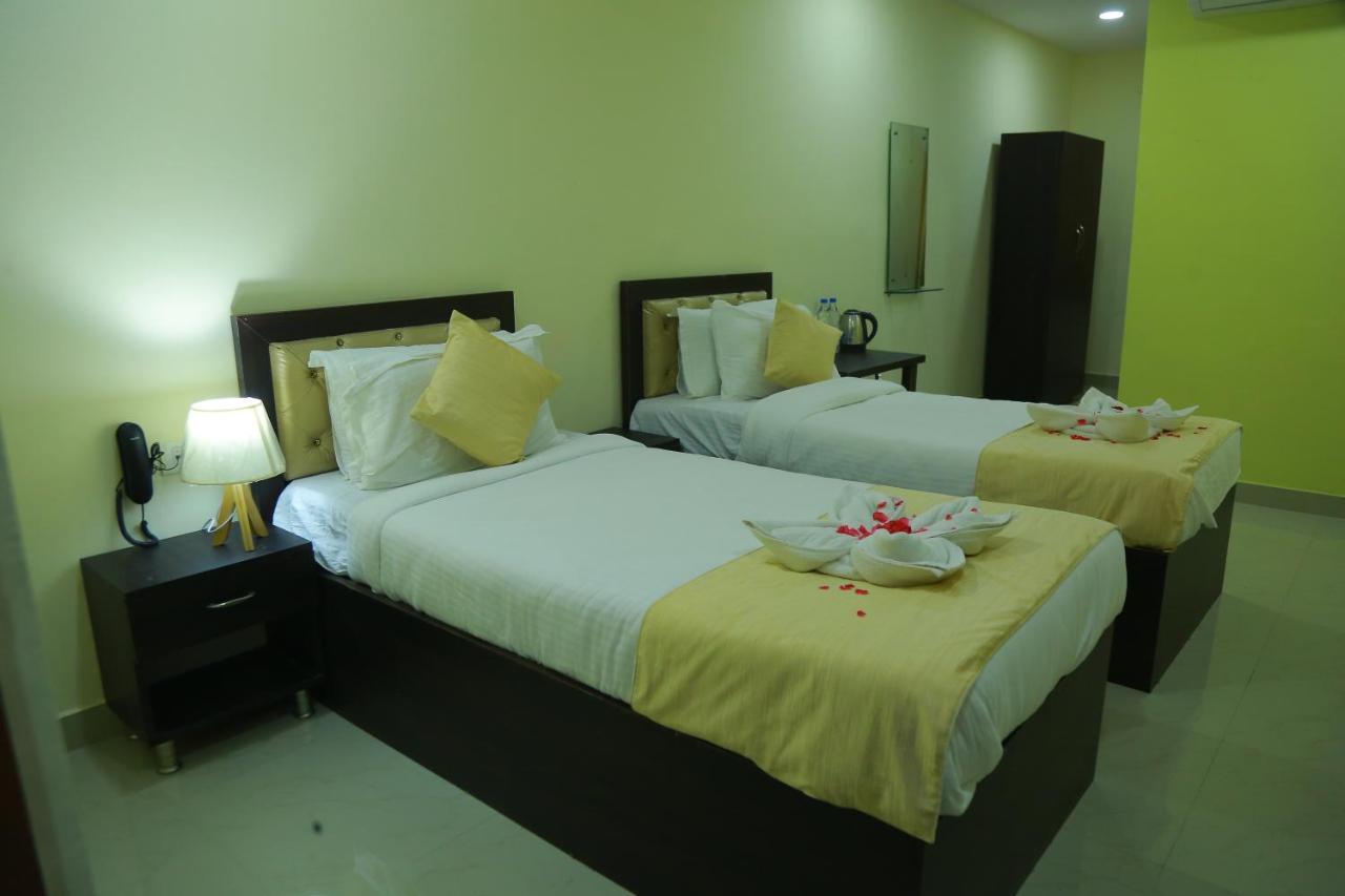 Hotel Sky Park Shamshabad Exteriör bild