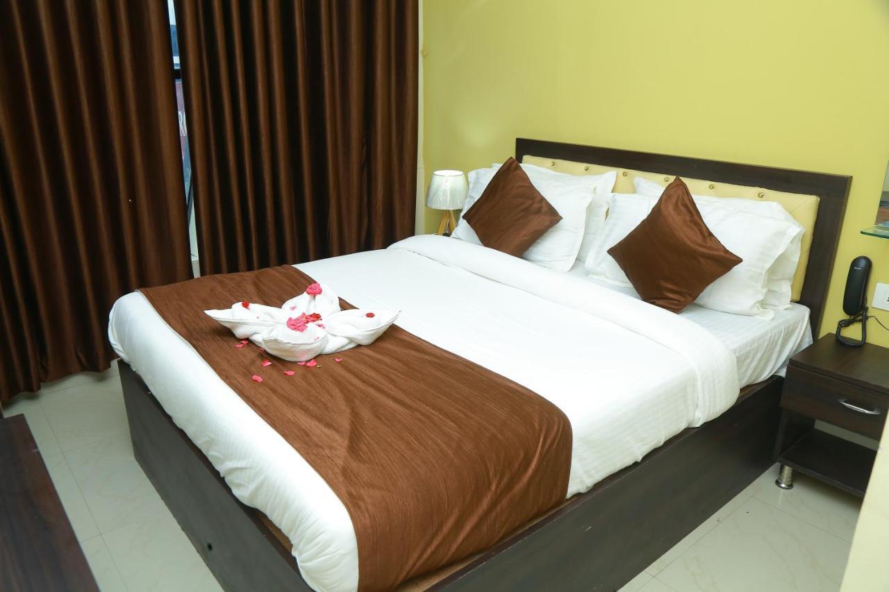 Hotel Sky Park Shamshabad Exteriör bild