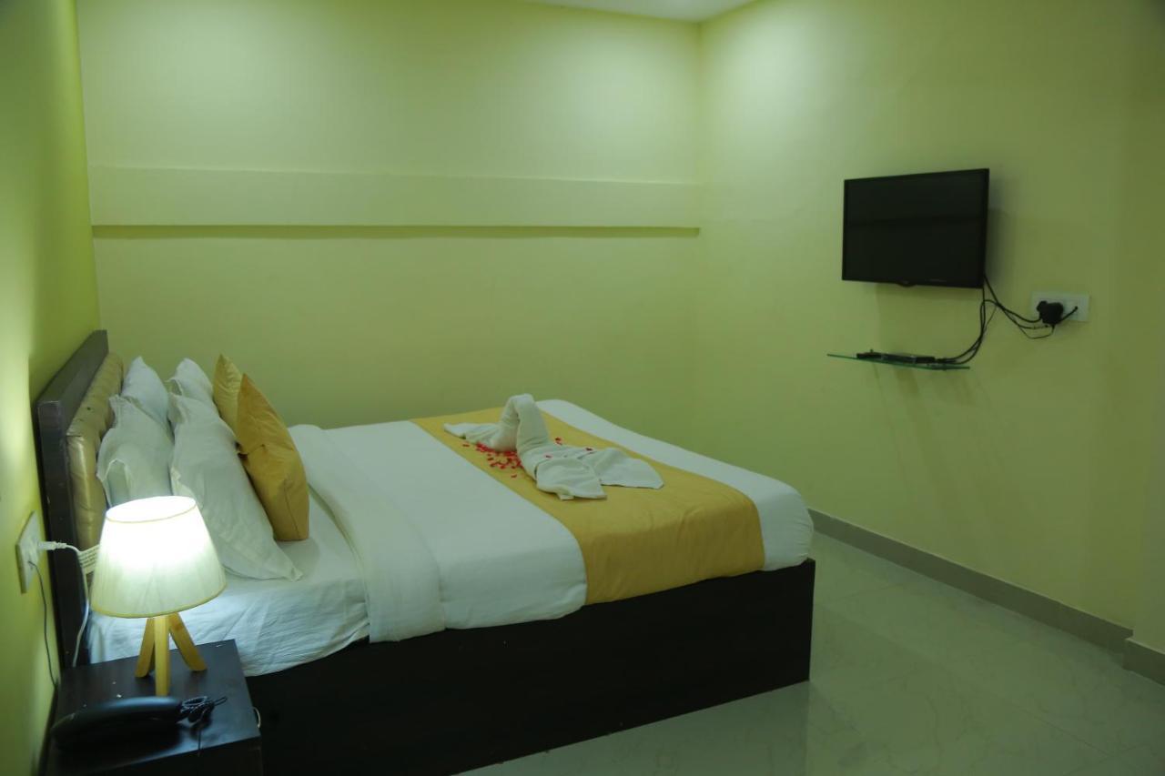 Hotel Sky Park Shamshabad Exteriör bild