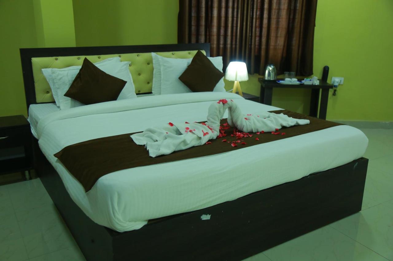 Hotel Sky Park Shamshabad Exteriör bild