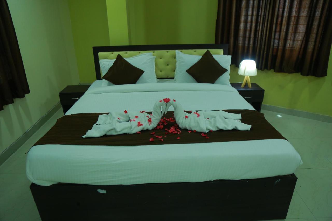 Hotel Sky Park Shamshabad Exteriör bild