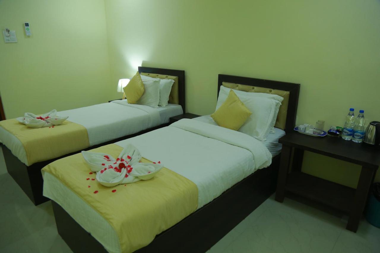 Hotel Sky Park Shamshabad Exteriör bild