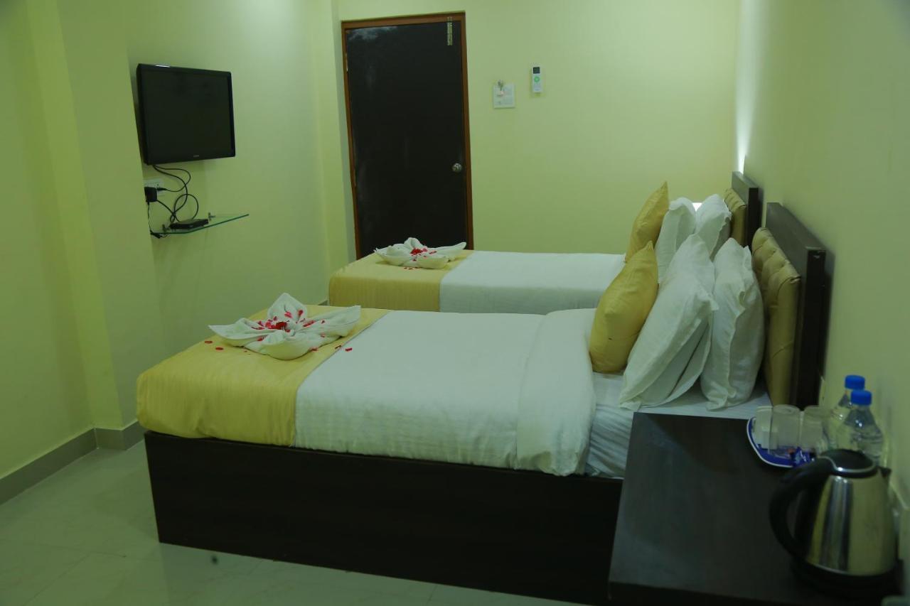 Hotel Sky Park Shamshabad Exteriör bild