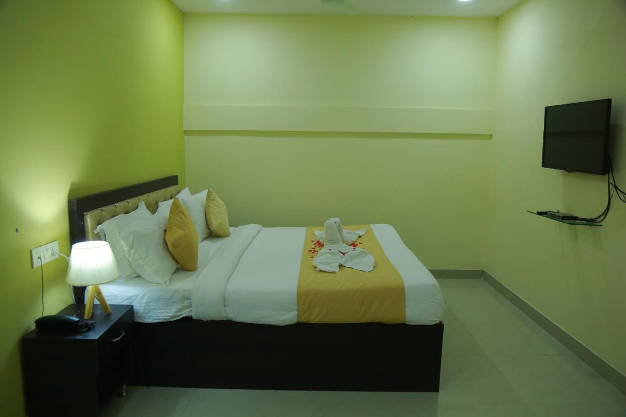 Hotel Sky Park Shamshabad Exteriör bild