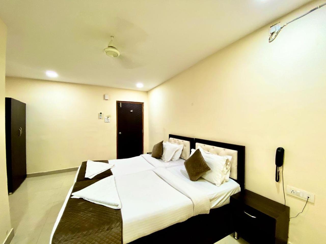 Hotel Sky Park Shamshabad Exteriör bild