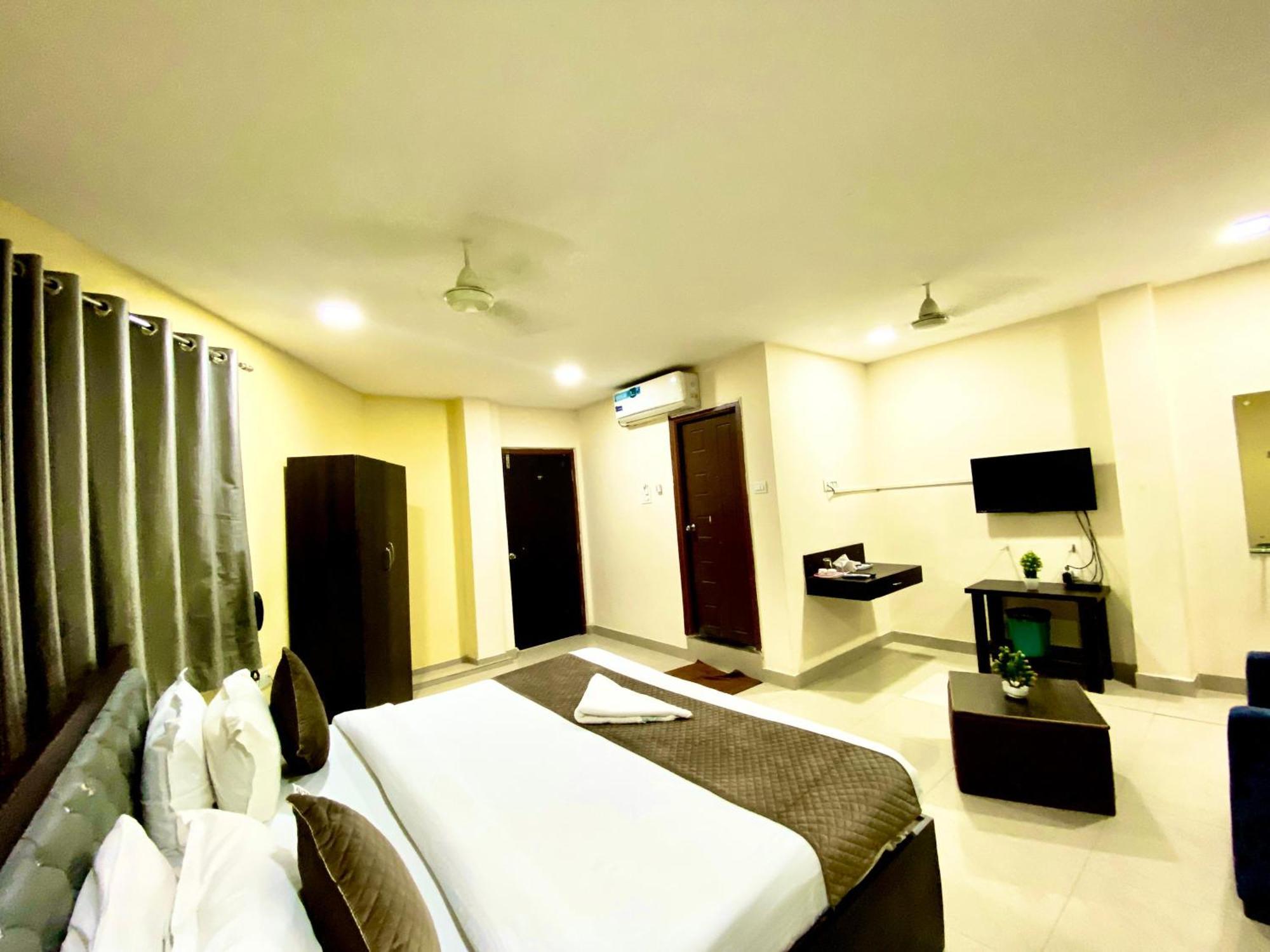 Hotel Sky Park Shamshabad Exteriör bild