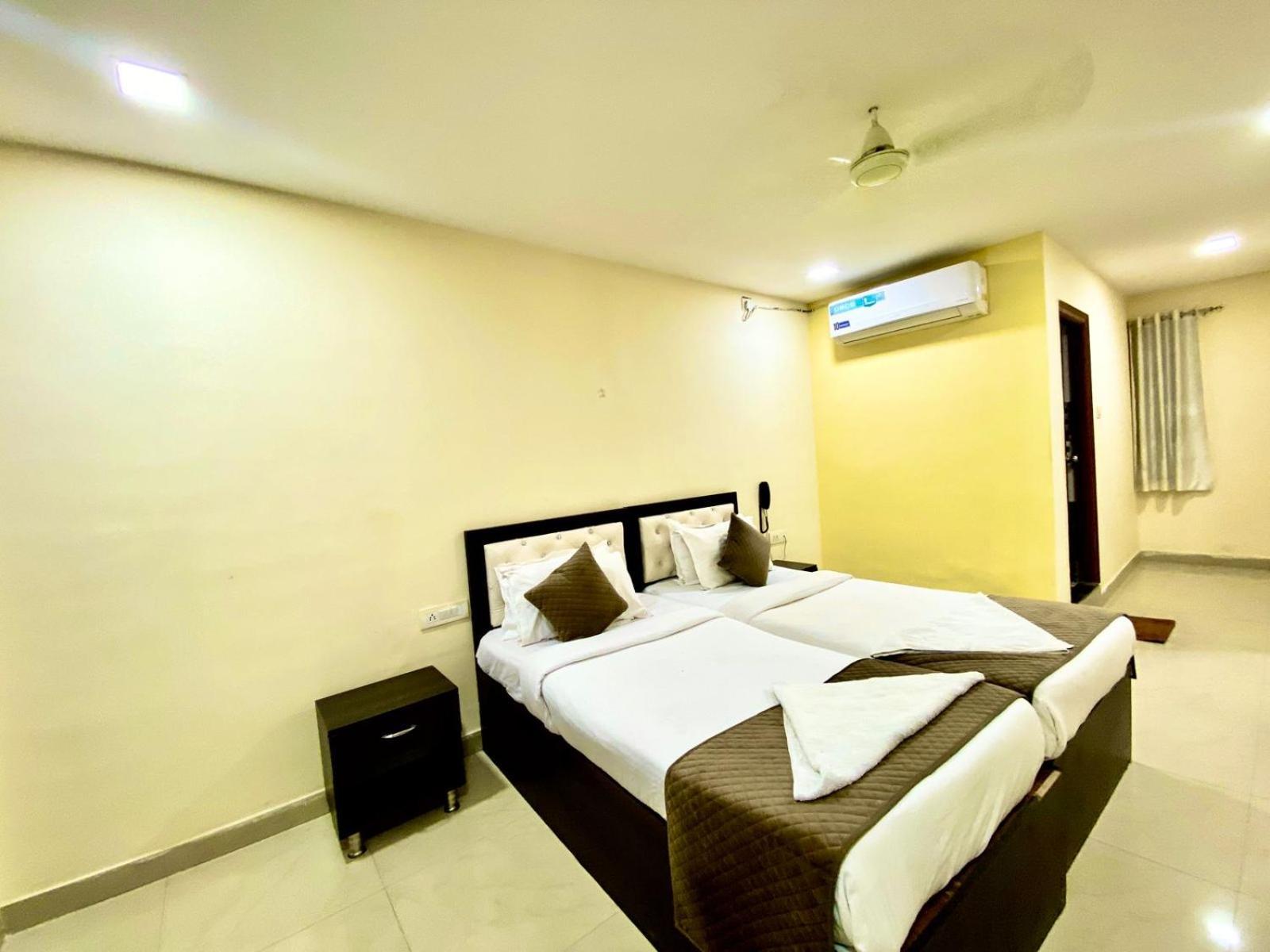 Hotel Sky Park Shamshabad Exteriör bild