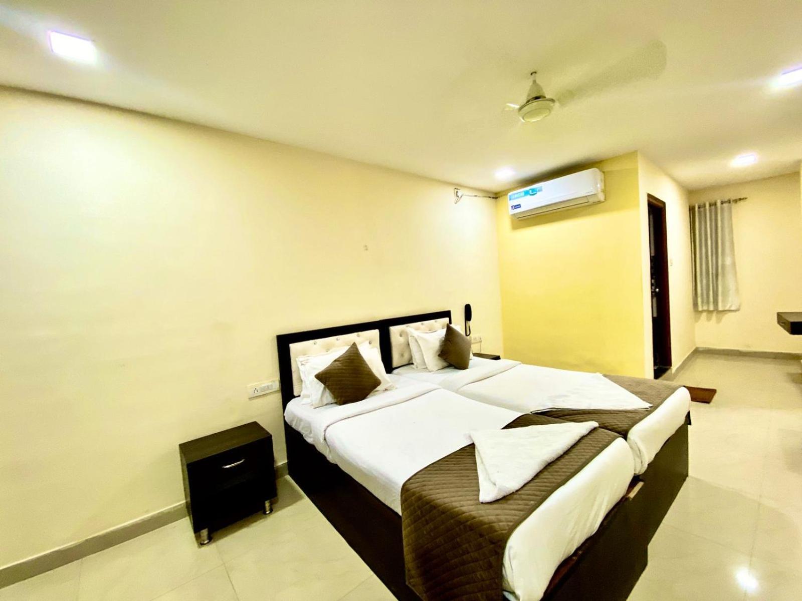 Hotel Sky Park Shamshabad Exteriör bild