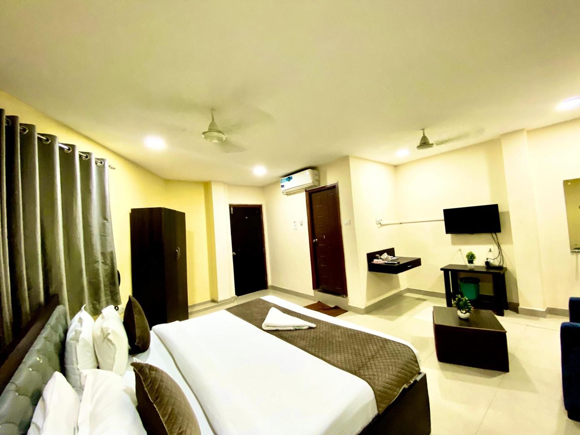 Hotel Sky Park Shamshabad Exteriör bild