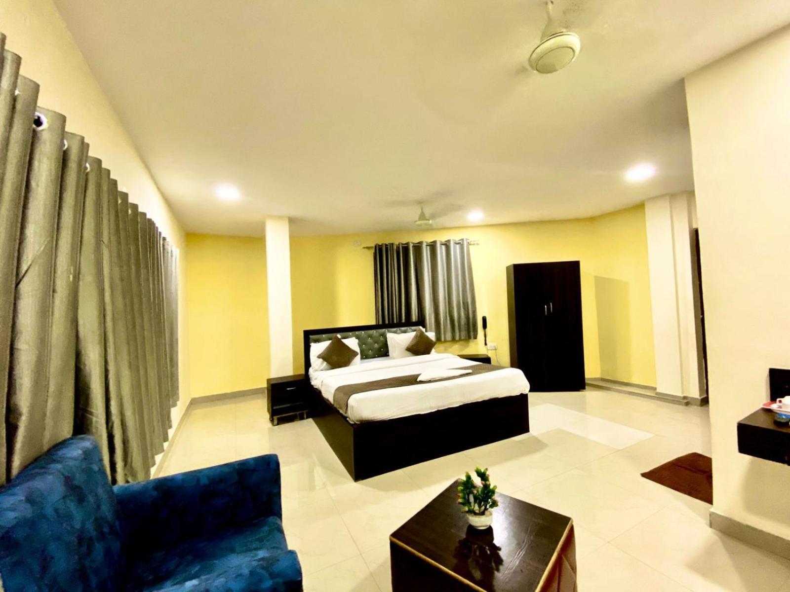 Hotel Sky Park Shamshabad Exteriör bild
