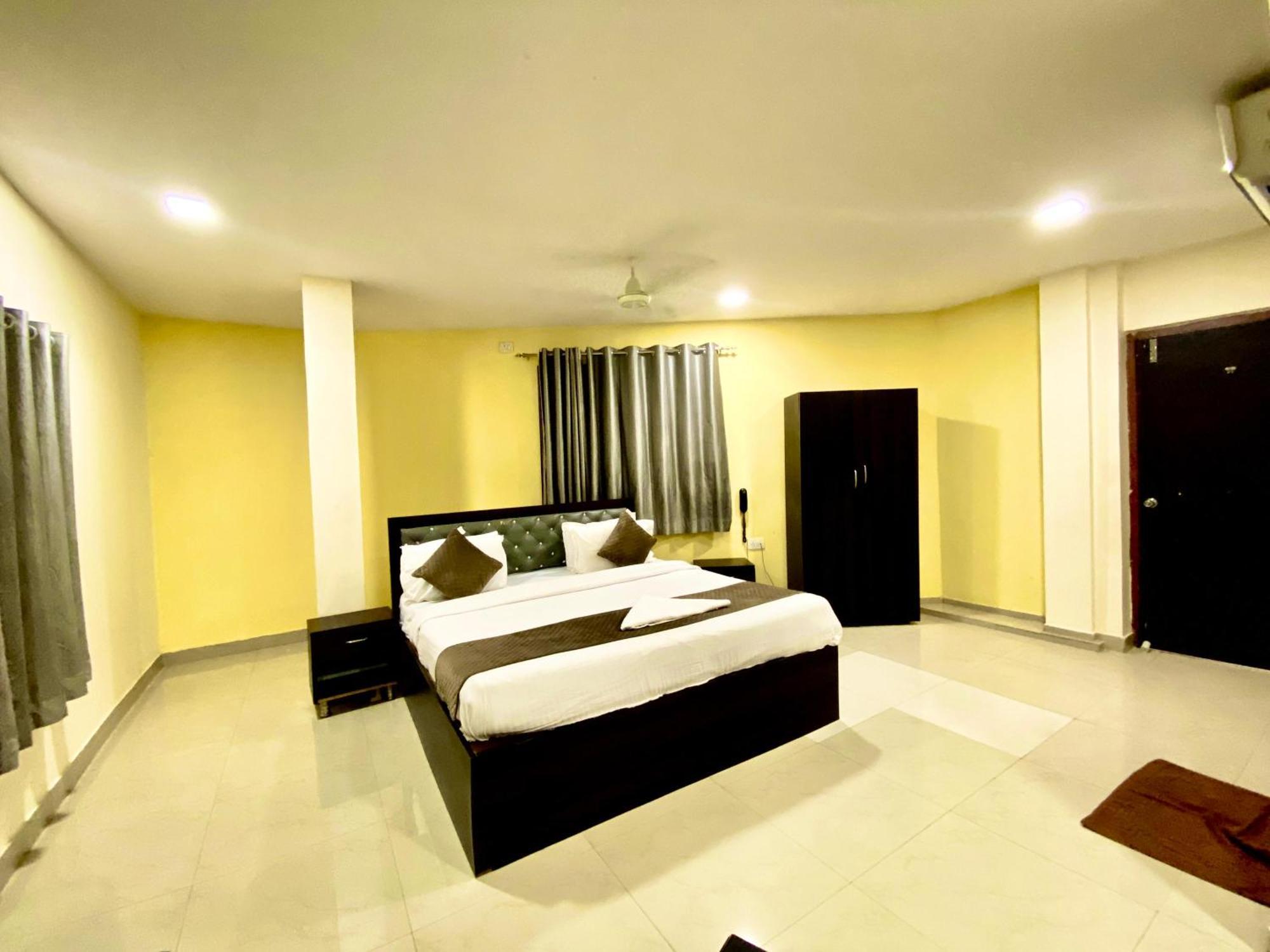 Hotel Sky Park Shamshabad Exteriör bild