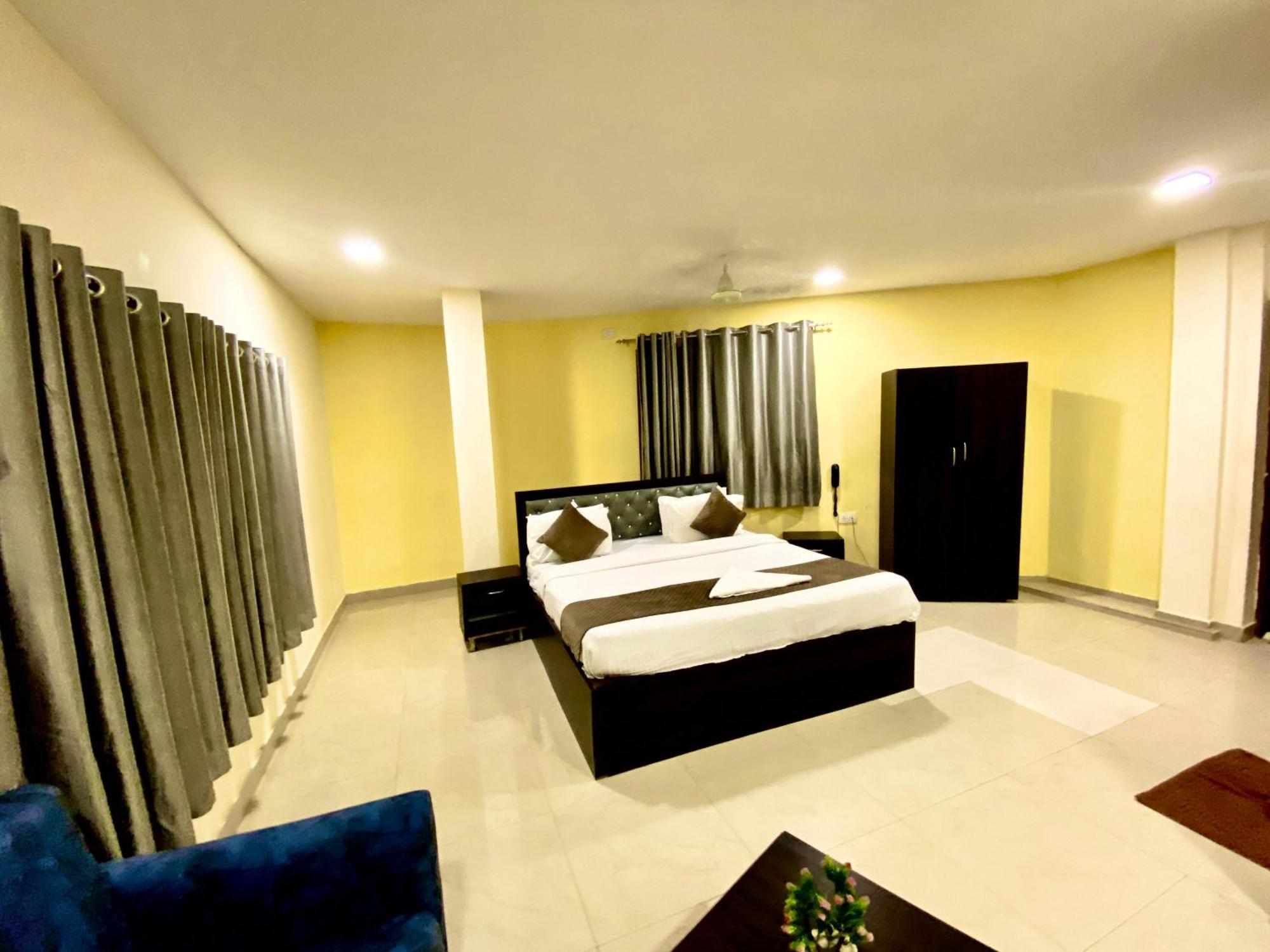 Hotel Sky Park Shamshabad Exteriör bild
