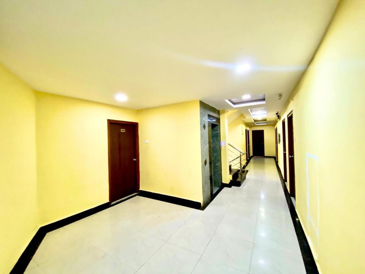 Hotel Sky Park Shamshabad Exteriör bild