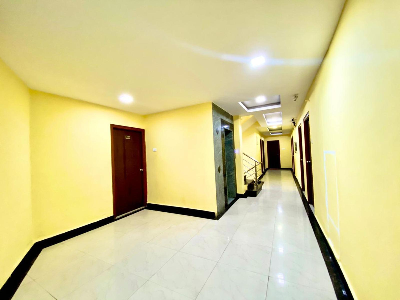Hotel Sky Park Shamshabad Exteriör bild