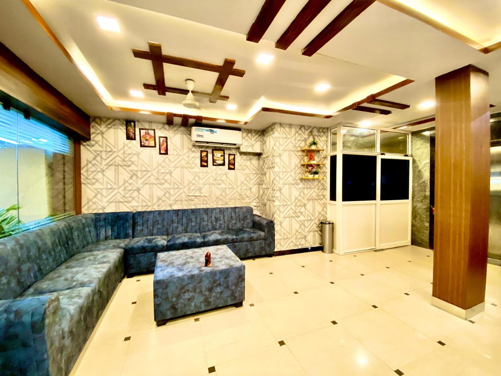 Hotel Sky Park Shamshabad Exteriör bild
