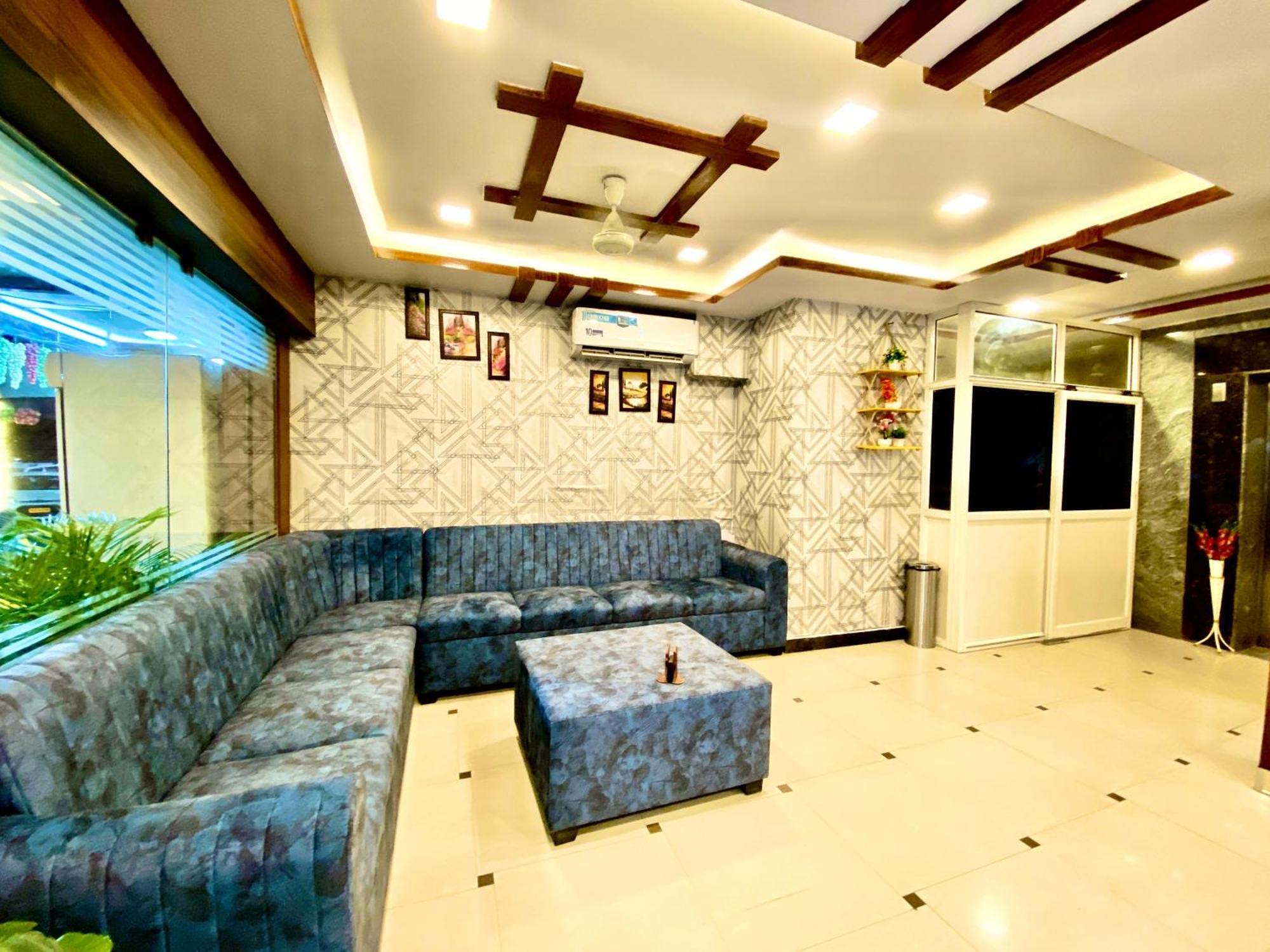 Hotel Sky Park Shamshabad Exteriör bild