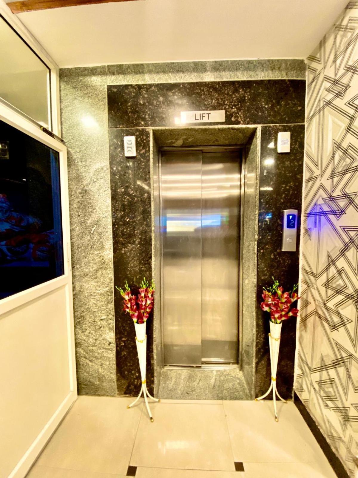 Hotel Sky Park Shamshabad Exteriör bild