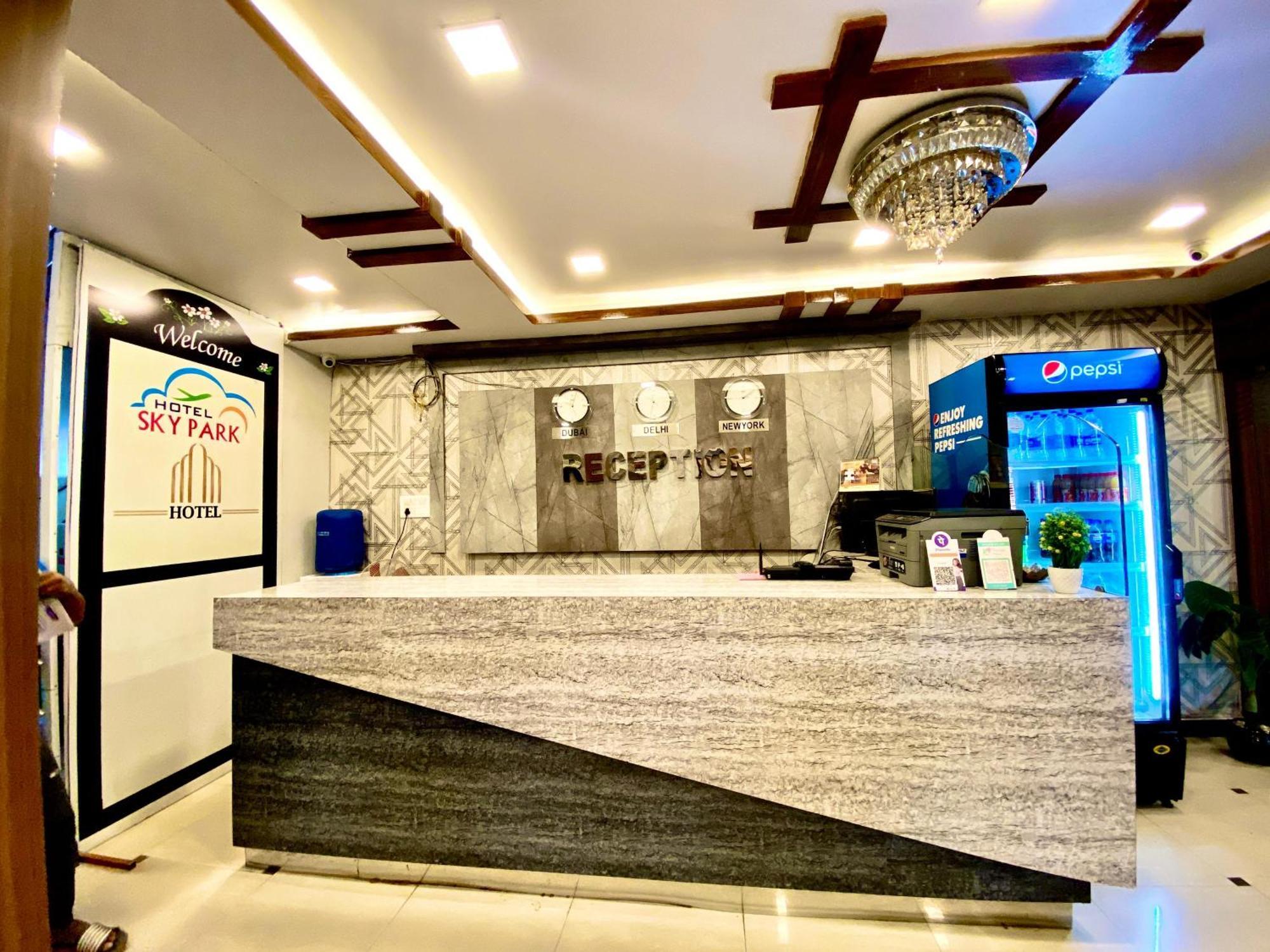 Hotel Sky Park Shamshabad Exteriör bild