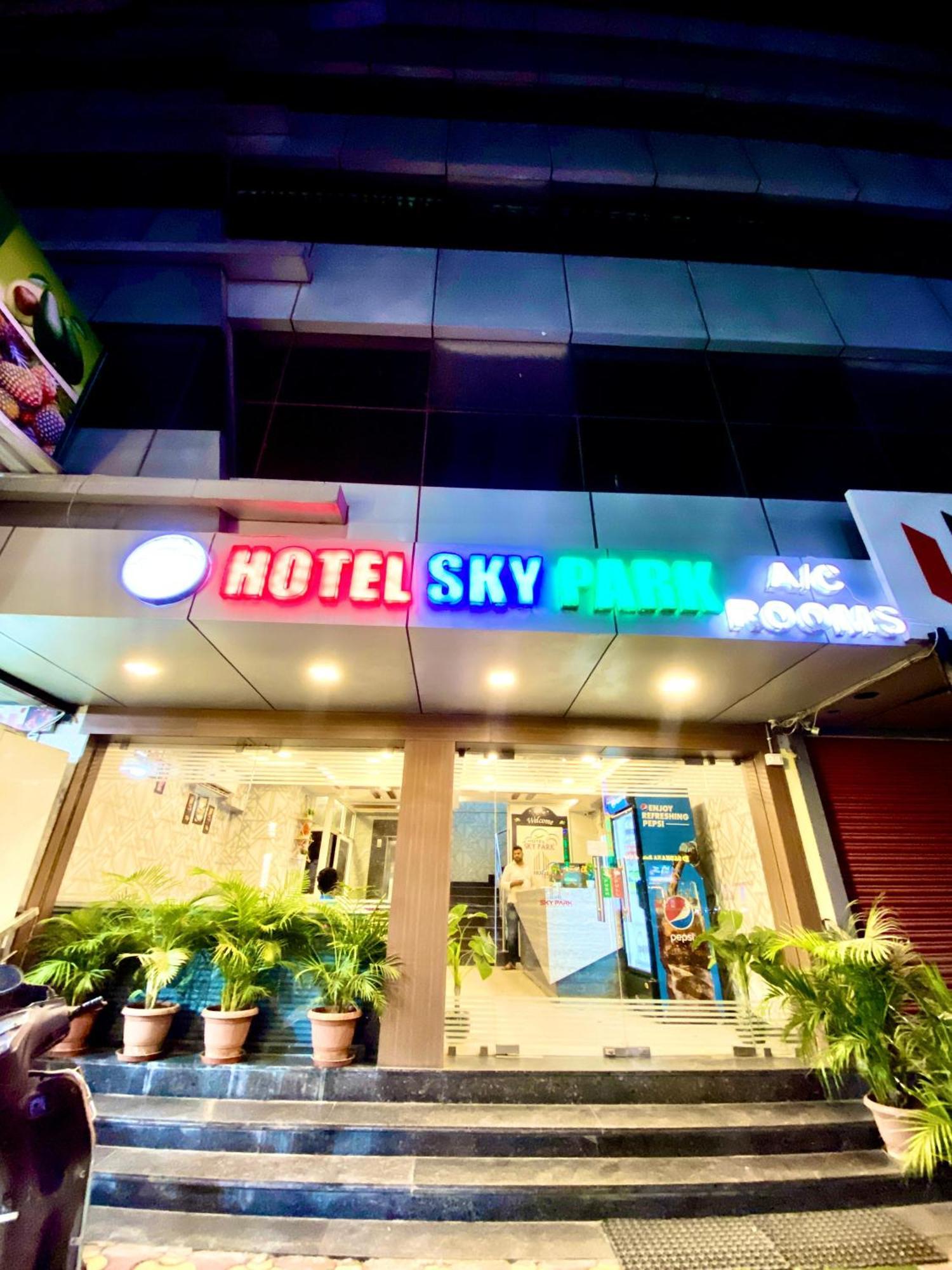 Hotel Sky Park Shamshabad Exteriör bild